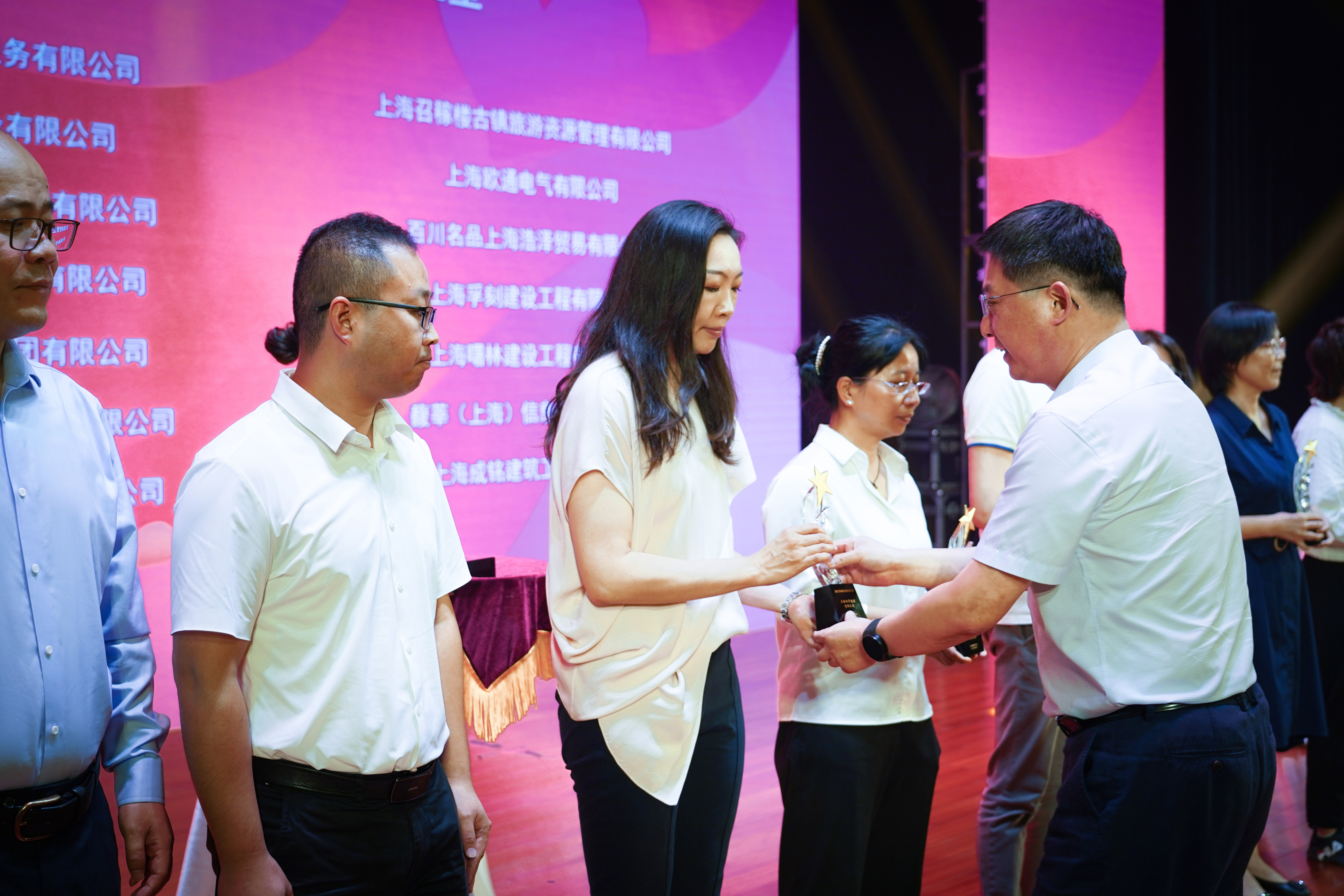 守护夕阳，为爱而行——冰球突破mg再次获得“浦江镇慈善之星”荣誉称号(图2)